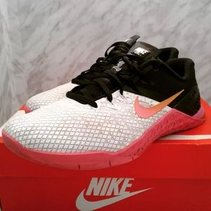Women's Nike Metcon 4 XD White Fuchsia CD3128 100 Cross Training Shoe Size 8.5